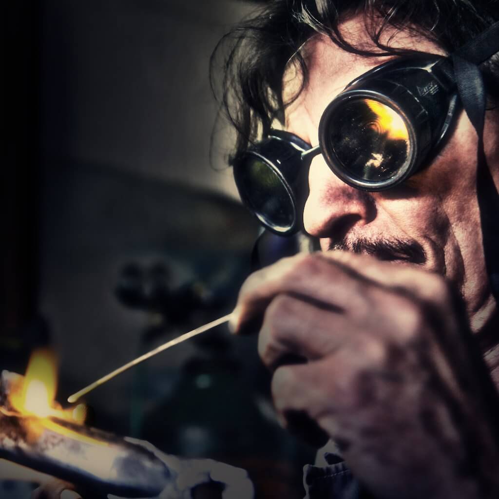 Riparando la moto in viaggio con saldatore e occhialoni