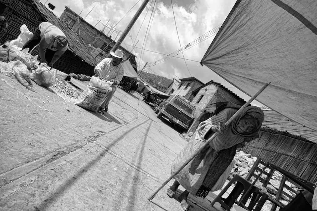 Messico Tlamacazapa, una vecchia indigena cammina per il mercato