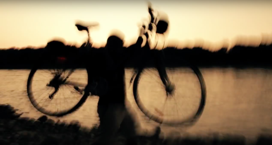 foto mossa uomo con bicicletta al tramonto