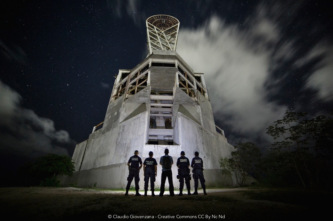 Foto notturna con polizia dentro un monumento abbandonato in Messico