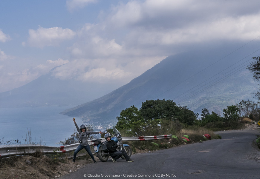 Claudio e Olga nel loro viaggio in moto in Guatemala vicino al lago Atitlan