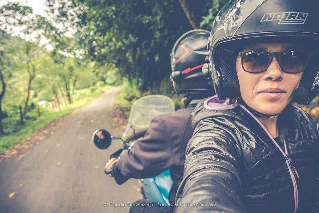 Cla e Olga sul Ferro girando per i boschi di Panamà