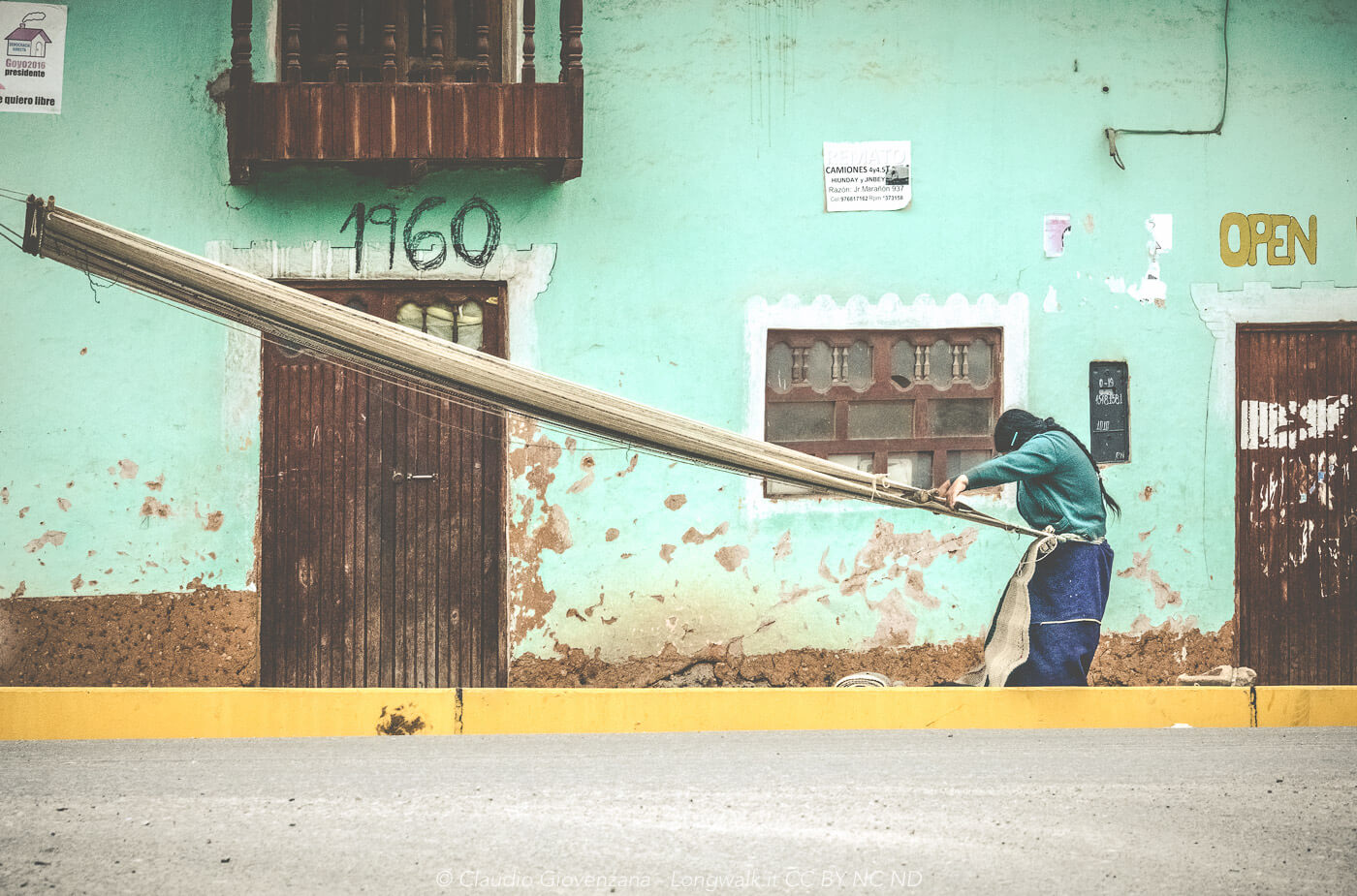 Una donna indigena che tesse come una volta